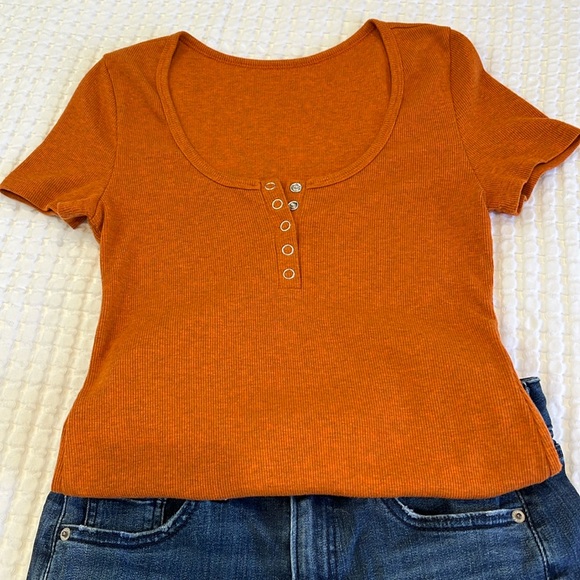 NWOT Beautiful Burnt Orange Short Sleeve Ribbed Top - 5 Front Sexy Snap Buttons - Picture 1 of 9